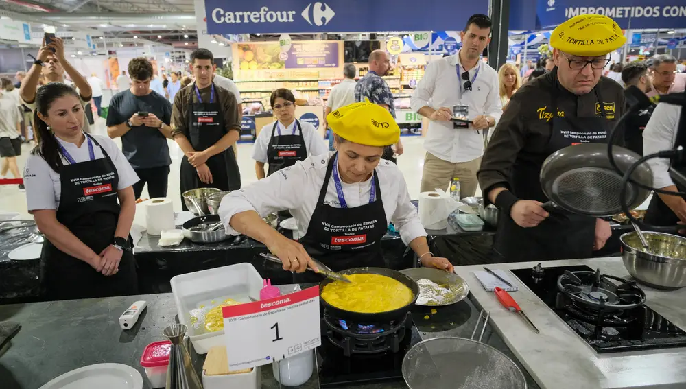 Veinte cocineros de Galicia, Cantabria, La Rioja, Madrid, País Vasco, Castilla y León, Extremadura y la Comunidad Valenciana se disputan el XVIII Campeonato de Tortilla de Patatas-trofeo Tescoma, uno de los principales hitos de la feria Alicante Gastronómica.
