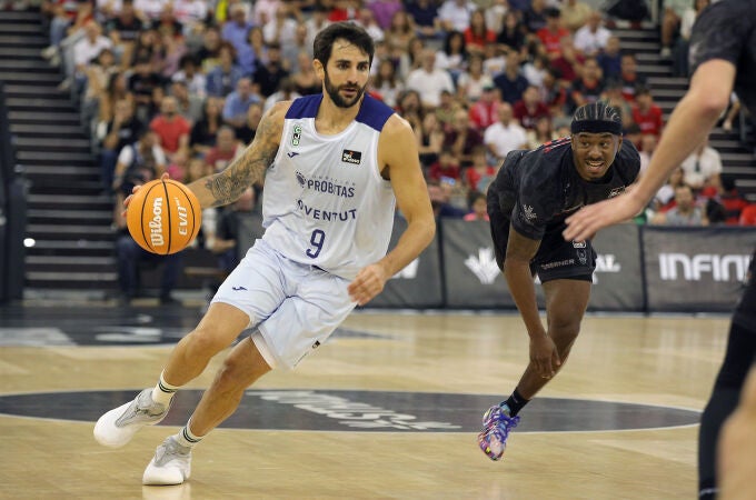 Ricky Rubio escapa de la defensa de Speight