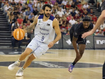 Ricky Rubio escapa de la defensa de Speight