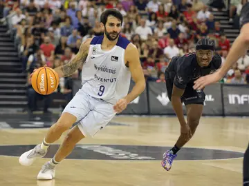 Ricky Rubio escapa de la defensa de Speight Ricky Rubio escapa de la defensa de Speight