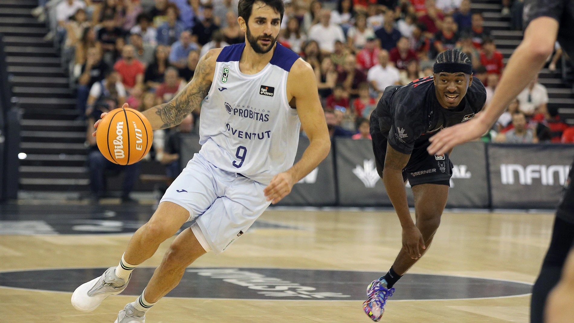Ricky Rubio escapa de la defensa de Speight
