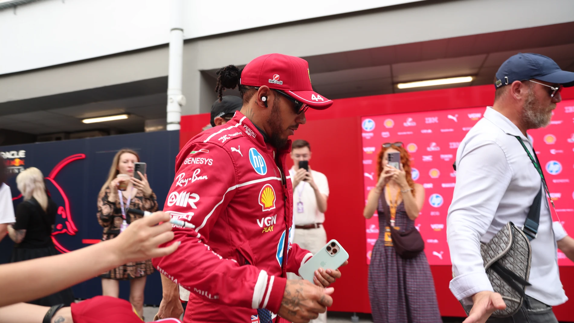 HAMILTON Lewis (gbr), Scuderia Ferrari SF-25, portrait during the 2025 Formula 1 Singapore Grand Prix, 18th round of the 2025 FIA Formula One World Championship from October 3 to 5, 2025 on the Marina Bay Street Circuit, in Singapore - Photo DPPI AFP7 04/10/2025 ONLY FOR USE IN SPAIN