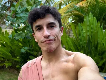 Marc Márquez, con el brazo en cabestrillo Marc Márquez, con el brazo en cabestrillo