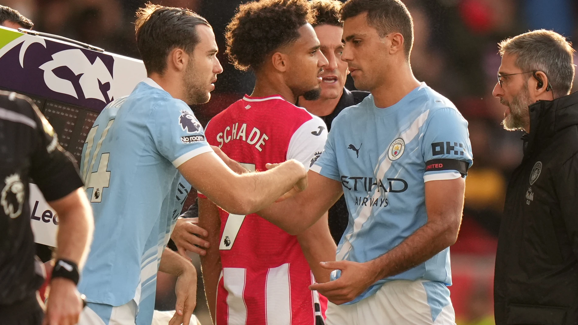 Manchester City's Nico Gonzalez, left, substitutes Manchester City's Rodrigo during the English Premier League soccer match between Brentford and Manchester City in London Sunday, Oct. 5, 2025. (AP Photo/Alastair Grant)