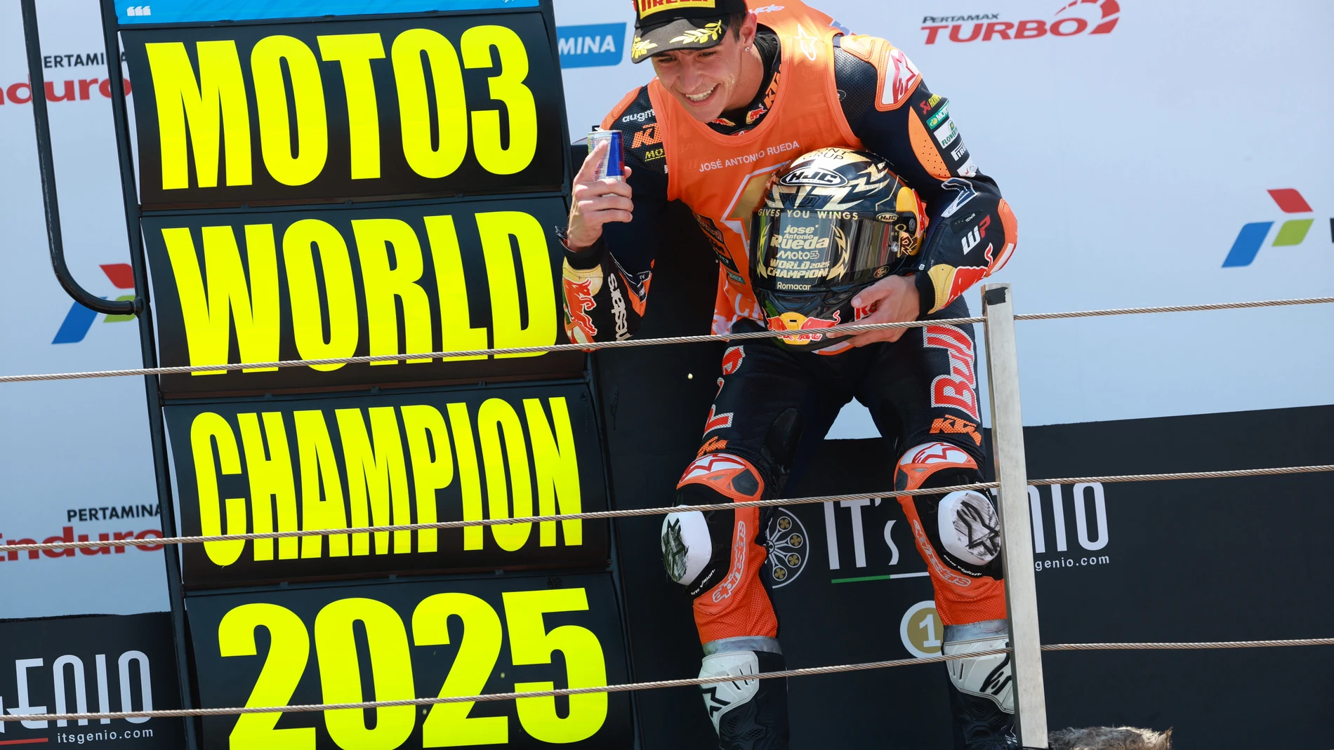 MANDALIKA (Indonesia), 05/10/2025.- Moto3 Red Bull KTM Ajo rider Jose Antonio Rueda of Spain celebrates his world champion win during the race at the Motorcycling Grand Prix of Indonesia at Mandalika Circuit in Mandalika, Indonesia, 05 October 2025. (Motociclismo, España) EFE/EPA/ADI WEDA
