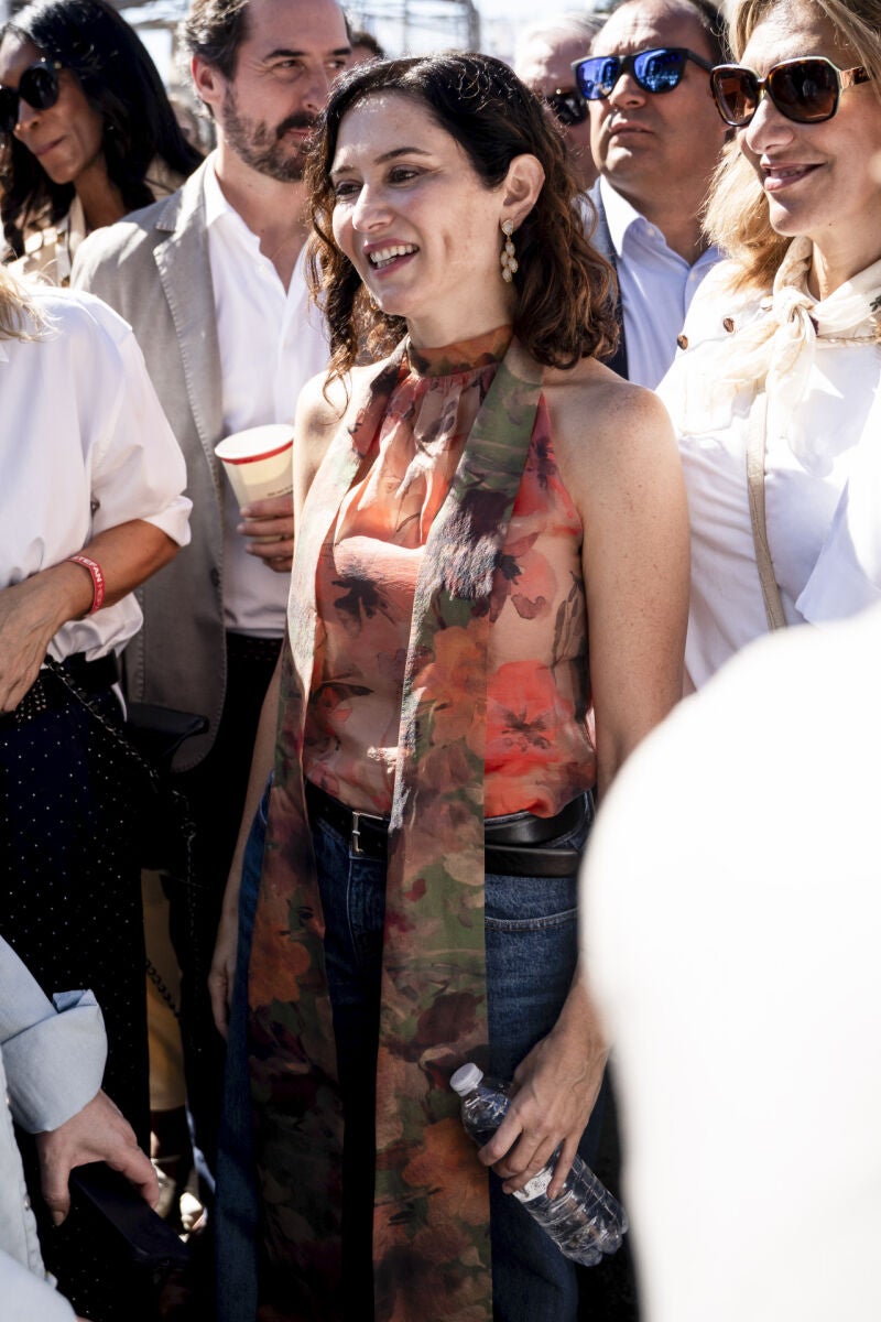 Isabel Díaz Ayuso con top floral.