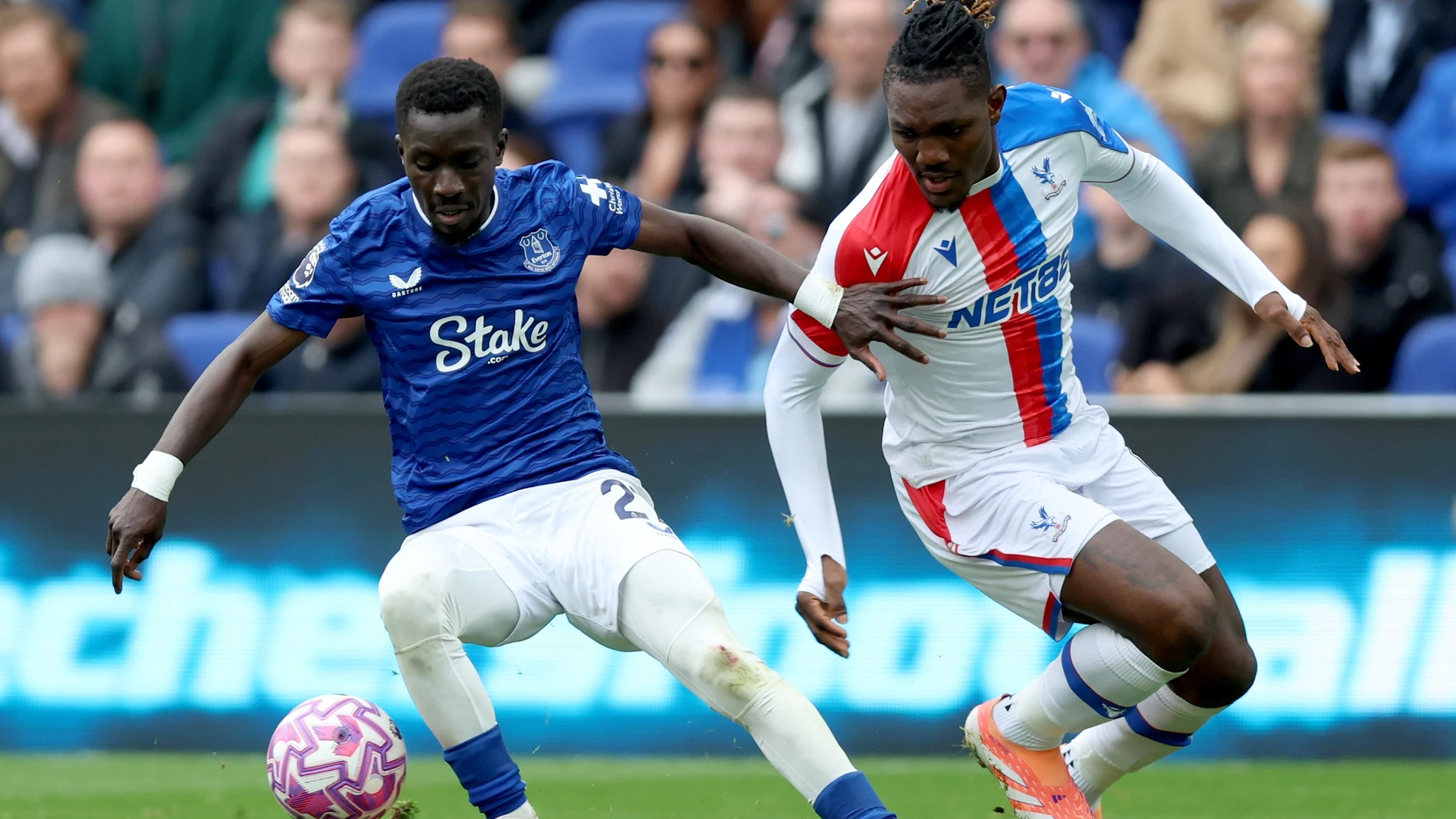 05 October 2025, United Kingdom, Liverpool: Everton's Idrissa Gueye (L) and Crystal Palace's Chrisantus Uche battle for the ball during the English Premier League soccer match between Everton and Crystal Palace at Hill Dickinson Stadium. Photo: Nigel French/PA Wire/dpa 05/10/2025 ONLY FOR USE IN SPAIN