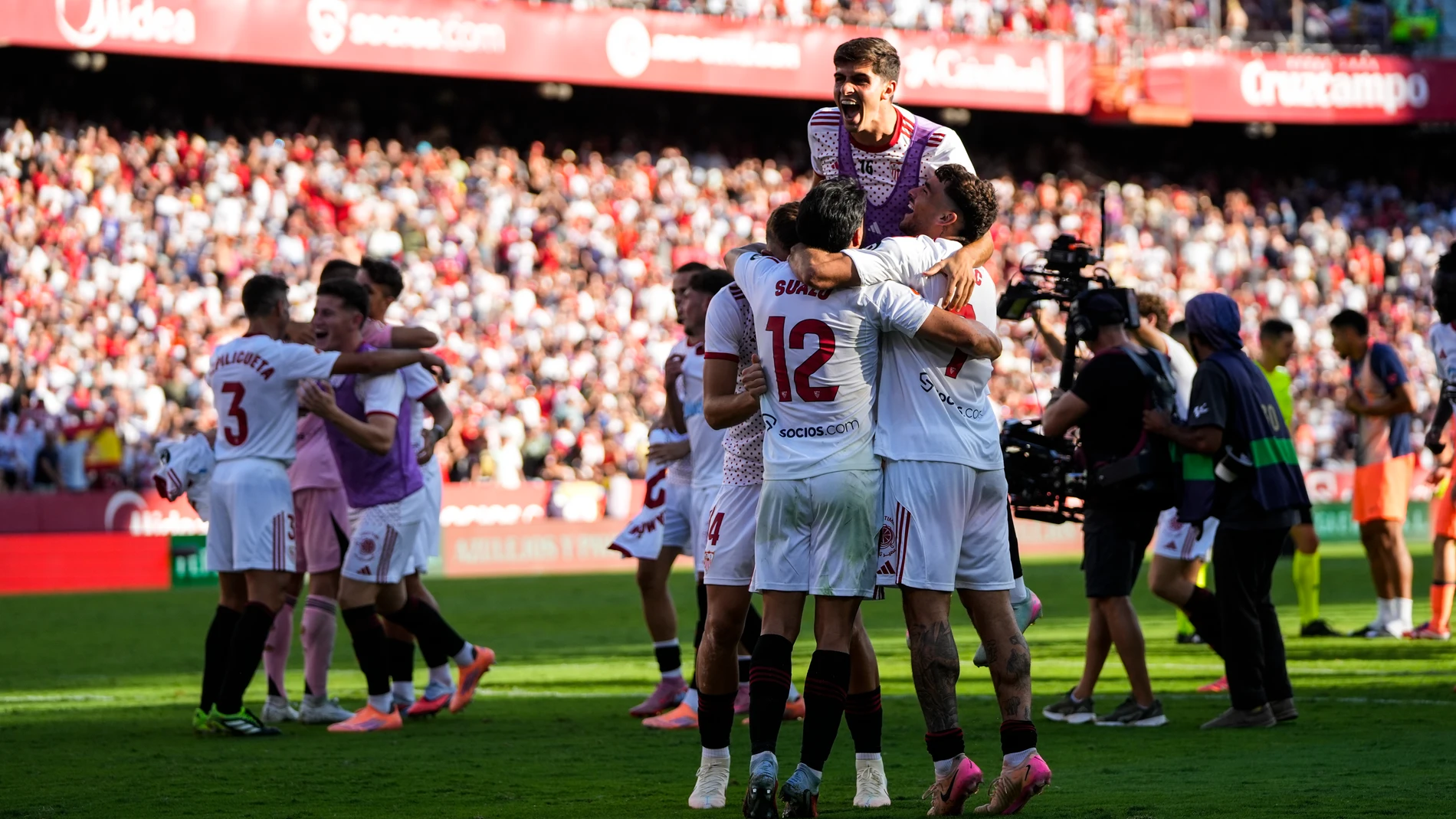 Players of Sevilla FC celebrate the victory during the Spanish league, LaLiga EA Sports, football match played between Sevilla FC and FC Barcelona at Ramon Sanchez-Pizjuan stadium on October 5, 2025, in Sevilla, Spain. AFP7 05/10/2025 ONLY FOR USE IN SPAIN