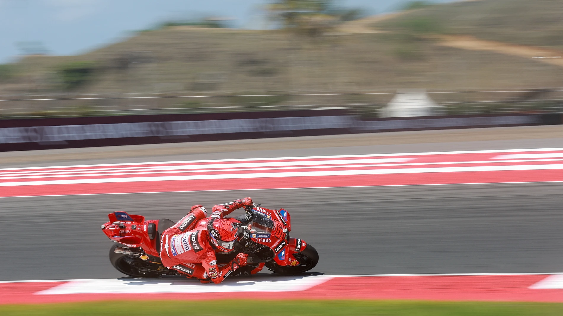 MANDALIKA (Indonesia), 05/10/2025.- MotoGP Ducati Lenovo Team rider Marc Marquez of Spain in action during warm up session at the Motorcycling Grand Prix of Indonesia at Mandalika Circuit in Mandalika, Indonesia, 05 October 2025. (Motociclismo, España) EFE/EPA/ADI WEDA