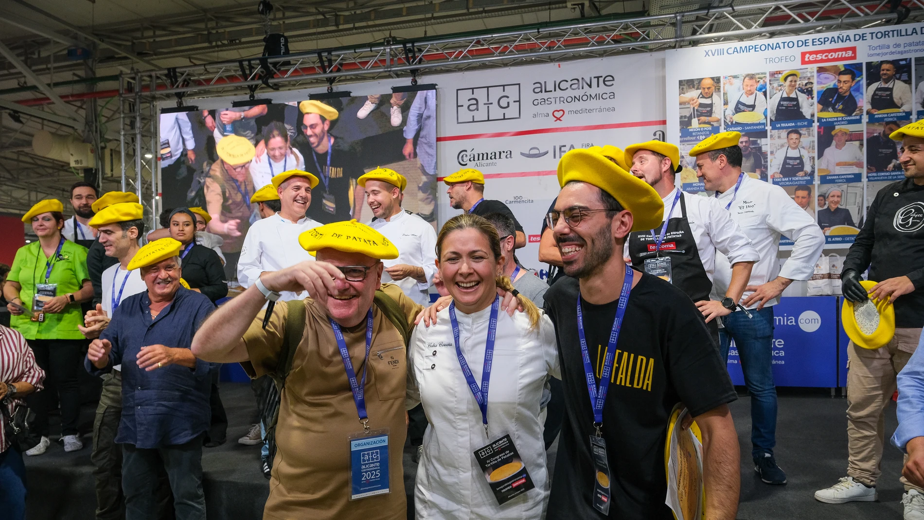 La cocinera del restaurante La Teulada, de Elche, y el representante del restaurante La Falda, de Madrid, celebran juntos sus premios durante el XVIII Campeonato de España de tortilla de patatas en la Feria Gastronómica de Alicante