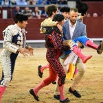 Cogida del diestro Víctor Hernández, durante la corrida de la Feria de Otoño celebrada este sábado en la plaza de toros de Las Ventas