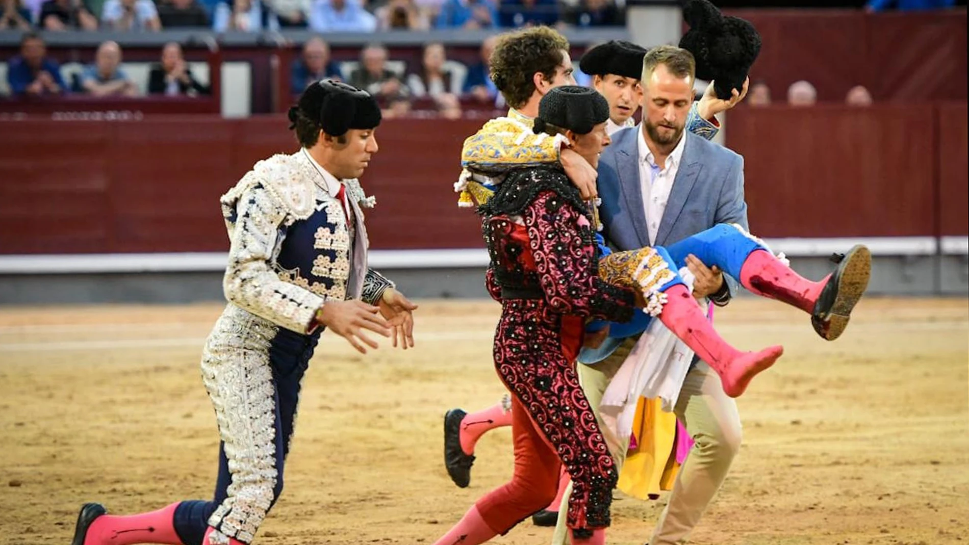 Cogida del diestro Víctor Hernández, durante la corrida de la Feria de Otoño celebrada este sábado en la plaza de toros de Las Ventas