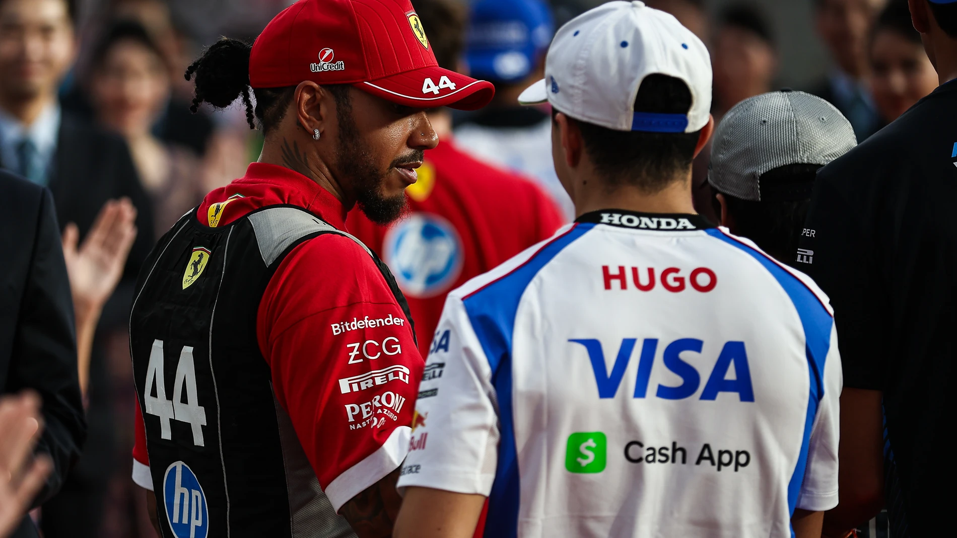 HAMILTON Lewis (gbr), Scuderia Ferrari SF-25, portrait and HADJAR Isack (fra), Visa Cash App RB F1 Team VCARB02, portrait during the 2025 Formula 1 Singapore Grand Prix, 18th round of the 2025 FIA Formula One World Championship from October 3 to 5, 2025 on the Marina Bay Street Circuit, in Singapore - Photo Eric Alonso / DPPI AFP7 05/10/2025 ONLY FOR USE IN SPAIN