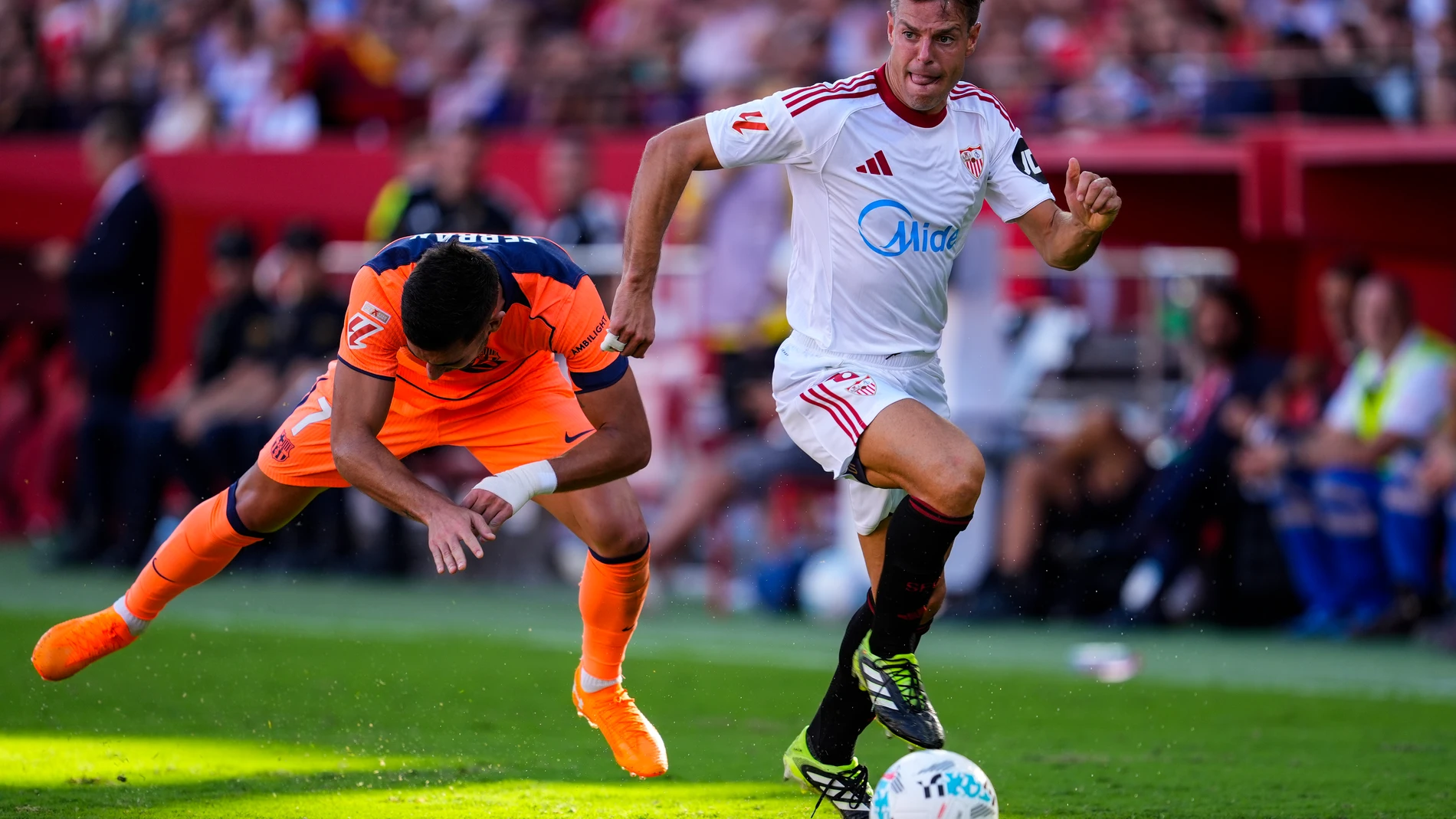 Ferran Torres of FC Barcelona and Cesar Azpilicueta of Sevilla FC in action during the Spanish league, LaLiga EA Sports, football match played between Sevilla FC and FC Barcelona at Ramon Sanchez-Pizjuan stadium on October 5, 2025, in Sevilla, Spain. AFP7 05/10/2025 ONLY FOR USE IN SPAIN