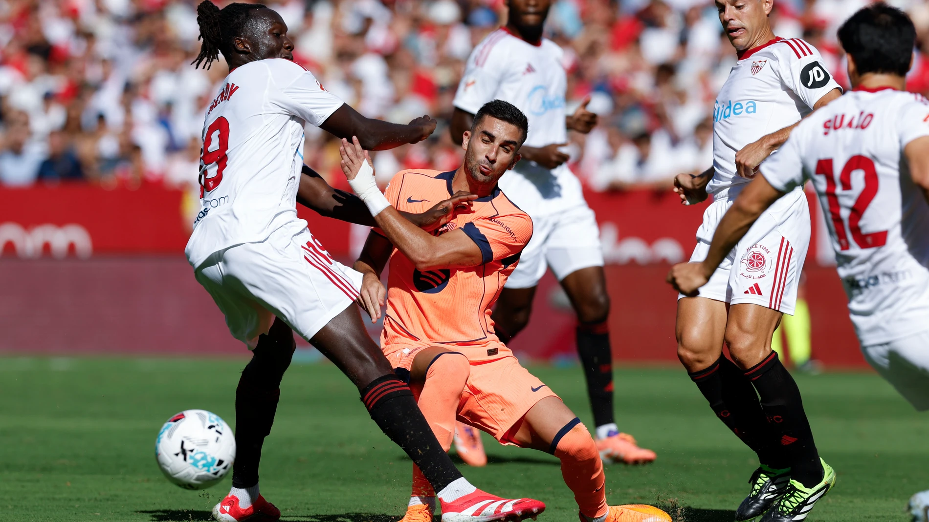 SEVILLA, 05/10/2025.-El centrocampista del Barcelona Ferrán Torres y el centrocampista del Sevilla Batista Mendy, durante el partido de la jornada 8 de Laliga EA Sports, este domingo en el estadio Sánchez-Pizjuán en Sevilla.-EFE/ Julio Muñoz