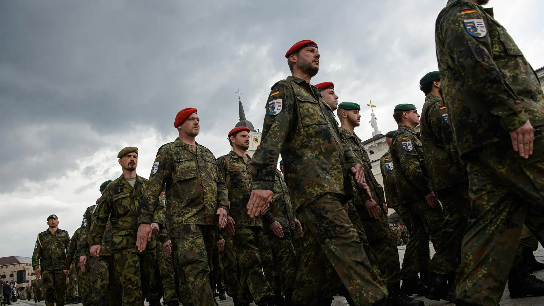 Militares alemanes desfilando