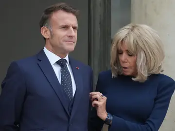 France Politics French President Emmanuel Macron and his wife Brigitte Macron wait for Jordan's Crown Prince Hussein at the presidential Elysee Palace, Wednesday, Oct. 8, 2025 in Paris. (AP Photo/Michel Euler)