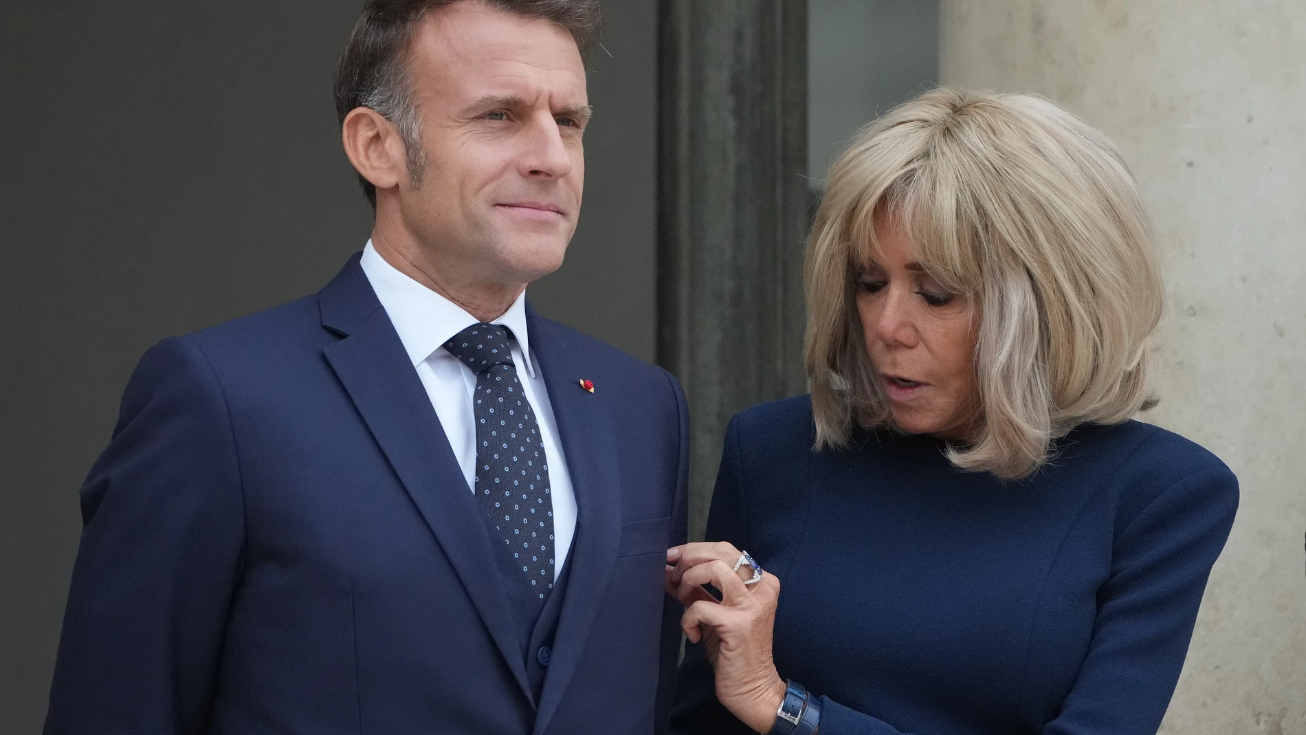 French President Emmanuel Macron and his wife Brigitte Macron wait for Jordan's Crown Prince Hussein at the presidential Elysee Palace, Wednesday, Oct. 8, 2025 in Paris. (AP Photo/Michel Euler)