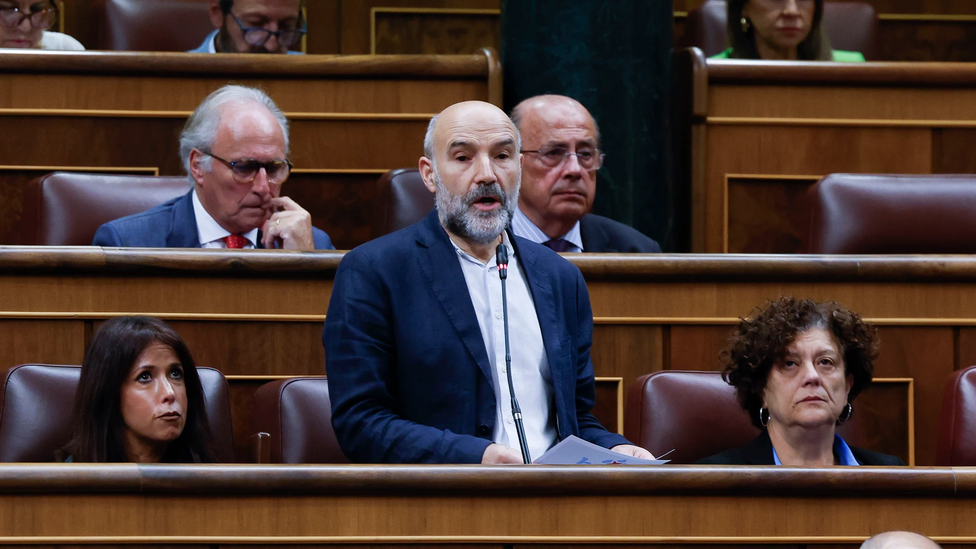 MADRID, 08/10/2025.- El diputado del BNG, Néstor Rego interviene en la sesión de control al gobierno celebrada este miércoles en el Congreso. El Gobierno vuelve a enfrentarse en el Congreso a una jornada difícil en la que quiere sacar adelante su decreto ley para el embargo de armas a Israel y la ley de Movilidad Sostenible, y en ambos casos ya solo depende de Podemos, que mantiene la incógnita sobre el sentido de su voto. EFE/ J.J. Guillén