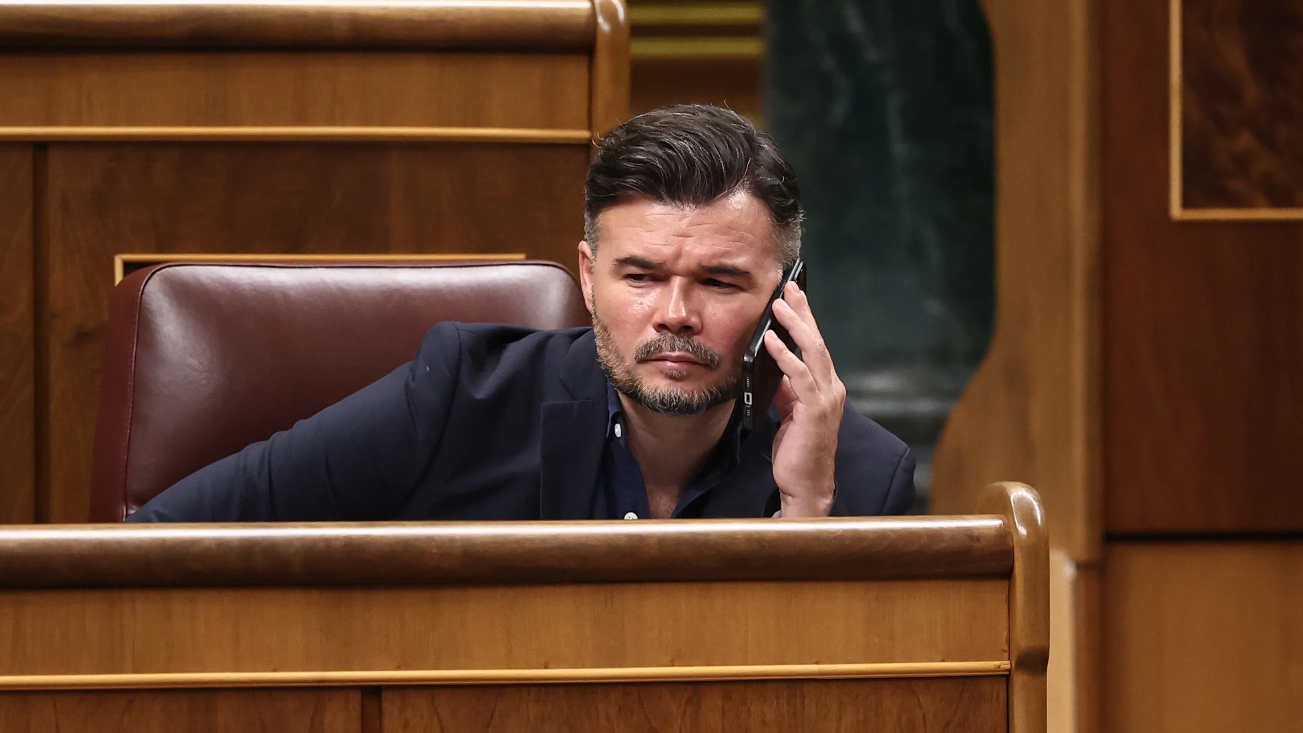 El portavoz de ERC en el Congreso, Gabriel Rufián, durante una sesión de Control al Gobierno, en el Congreso de los Diputados, a 7 de octubre de 2025, en Madrid (España). El pleno del Congreso vota hoy el embargo de armas a Israel después de que se debatiera ayer en el pleno de la tarde. La votación fue atrasada por la Junta de Portavoces para que la convalidación del decreto ley no coincida con el segundo aniversario de los ataques de Hamás del 7 de octubre de 2023 en Israel que dieron lugar...