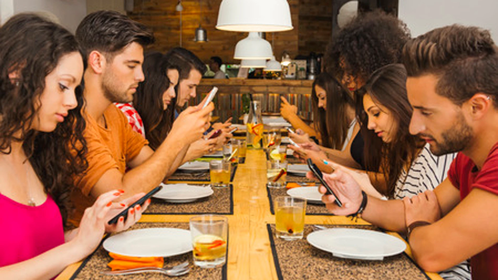 Grupo de amigos en un restaurante