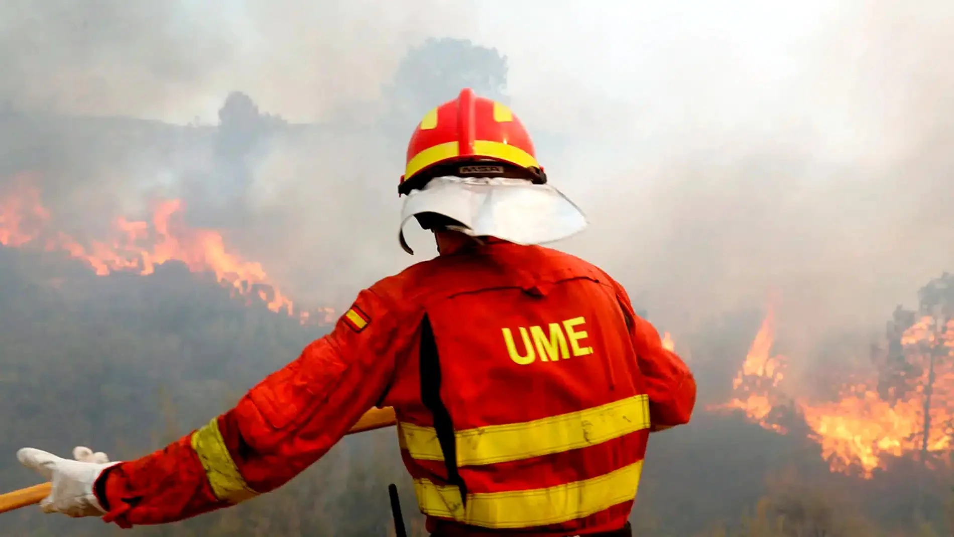 Miembro de la UME frente a uno de los incendios que han arrasado el campo español