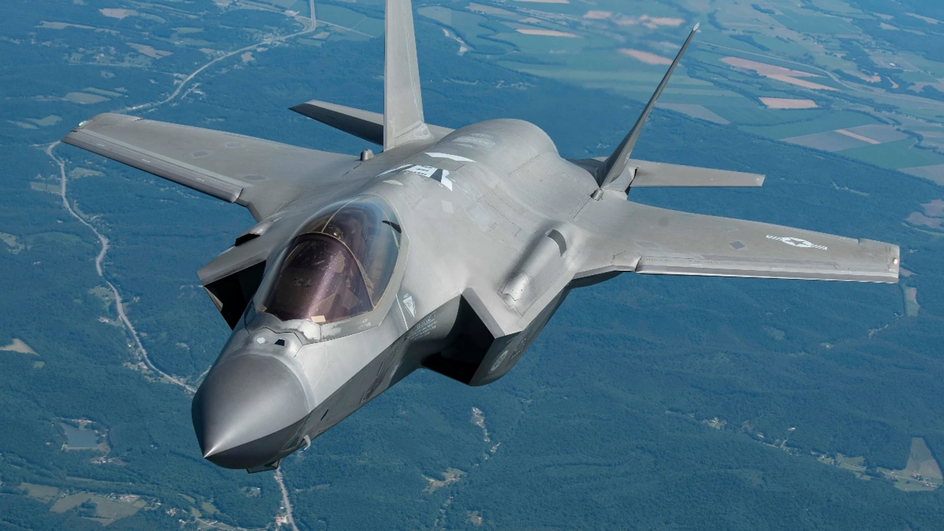 Avión de combate volando