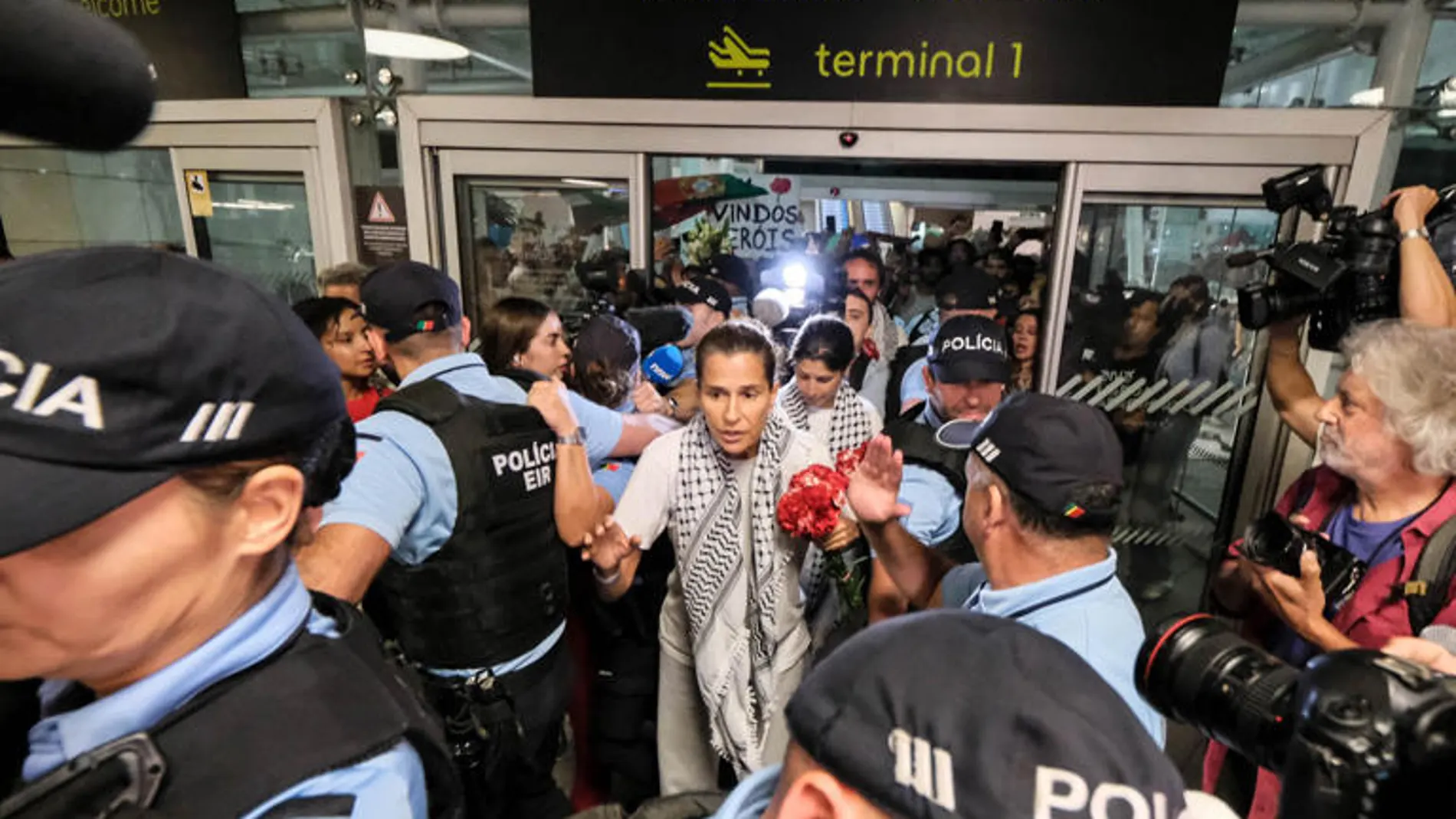 Diogo Chaves (i), Mariana Mortágua (3-i), Miguel Duarte (no en la foto) y Sofia Aparício (2-i), cuatro portugueses que participaron en la Flotilla Global Sumud y fueron detenidos en Israel desde el jueves, llegan al aeropuerto de Lisboa, en Lisboa, Portugal
