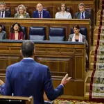 En el Congreso de los Diputados, cada votación se negocia como una excepción. En la imagen, Feijóo y Sánchez