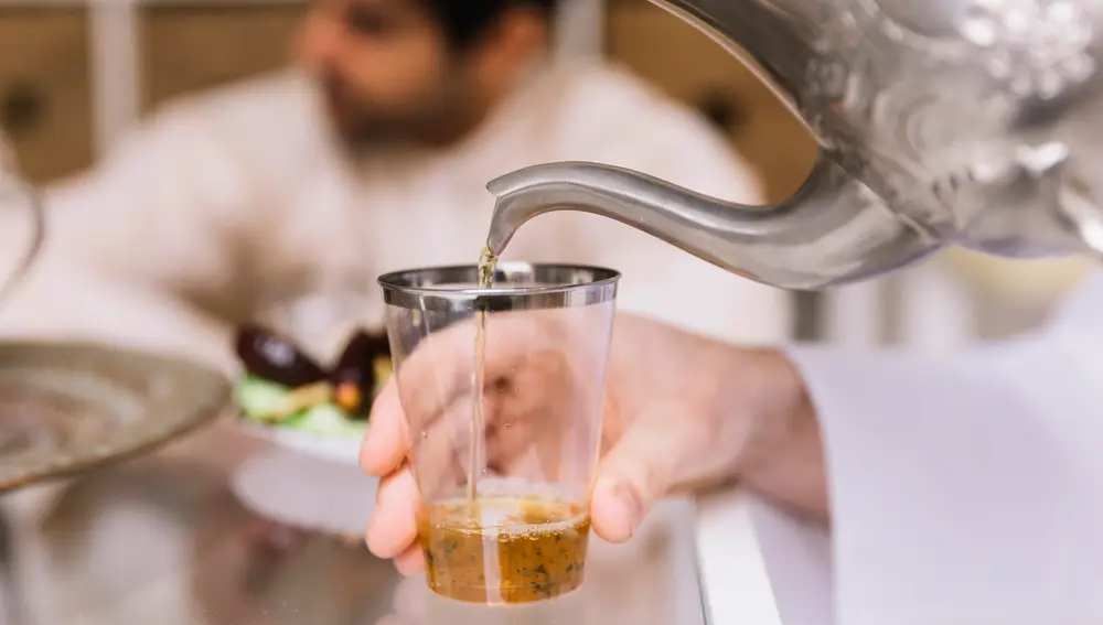 El café aporta compuestos antioxidantes, mientras que el té favorece la salud vascular, ambos contribuyen a la longevidad