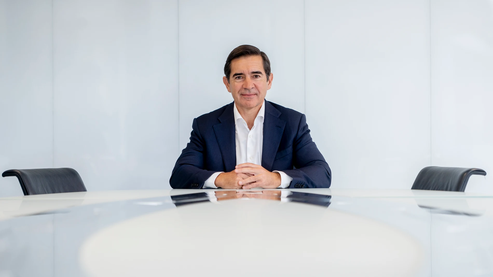 El presidente del BBVA, Carlos Torres Vila, durante una entrevista para Europa Press, en el edificio ‘La Vela’, en la ciudad del BBVA, a 8 de octubre de 2025, en Madrid (España). Torres Vila, ingeniero eléctrico, licenciado en Administración de Empresas por el MIT y licenciado en Derecho por la UNED, es presidente del BBVA desde 2019. Previamente trabajó como consejero delegado del banco y ha sido socio de McKinsey y director financiero de Endesa 08 OCTUBRE 2025;ECONOMÍA;FINANZAS Alberto Or...