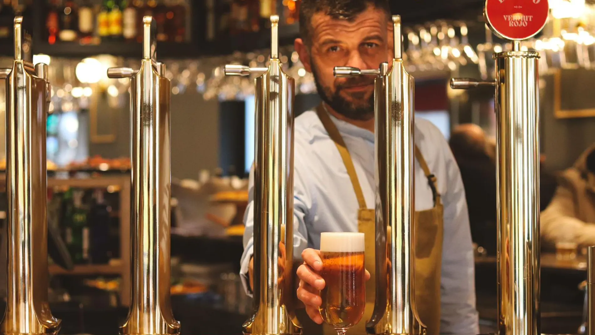 Un camarero sirve una cerveza