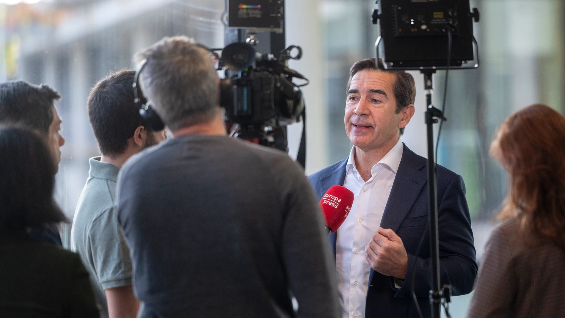El presidente del BBVA, Carlos Torres Vila, durante una entrevista para Europa Press, en el edificio ‘La Vela’, en la ciudad del BBVA, a 8 de octubre de 2025, en Madrid (España). Torres Vila, ingeniero eléctrico, licenciado en Administración de Empresas por el MIT y licenciado en Derecho por la UNED, es presidente del BBVA desde 2019. Previamente trabajó como consejero delegado del banco y ha sido socio de McKinsey y director financiero de Endesa 08 OCTUBRE 2025;ECONOMÍA;FINANZAS Alberto Or...
