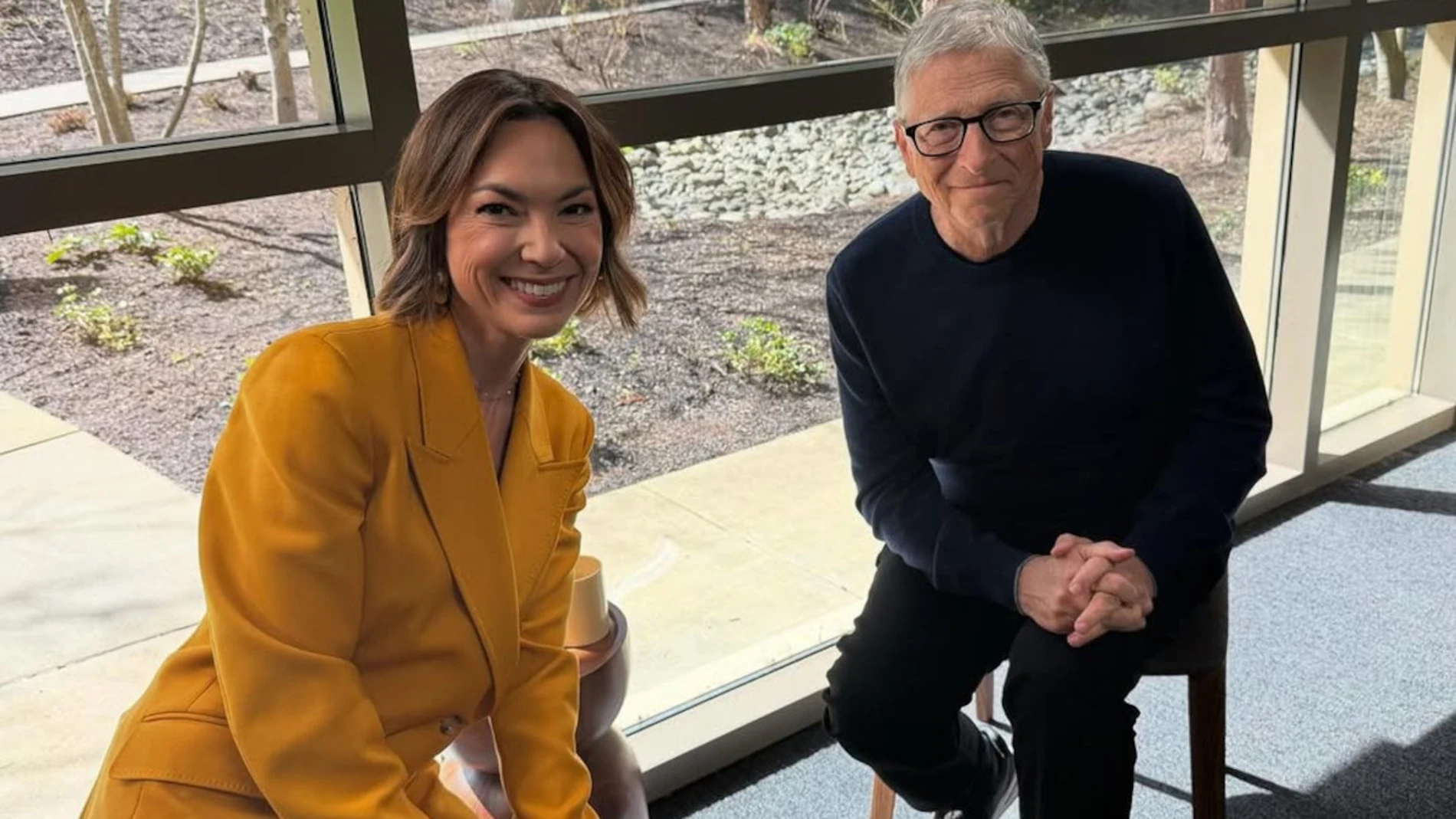 Bill Gates junto a Emily Chang, presentadora de The Circuit