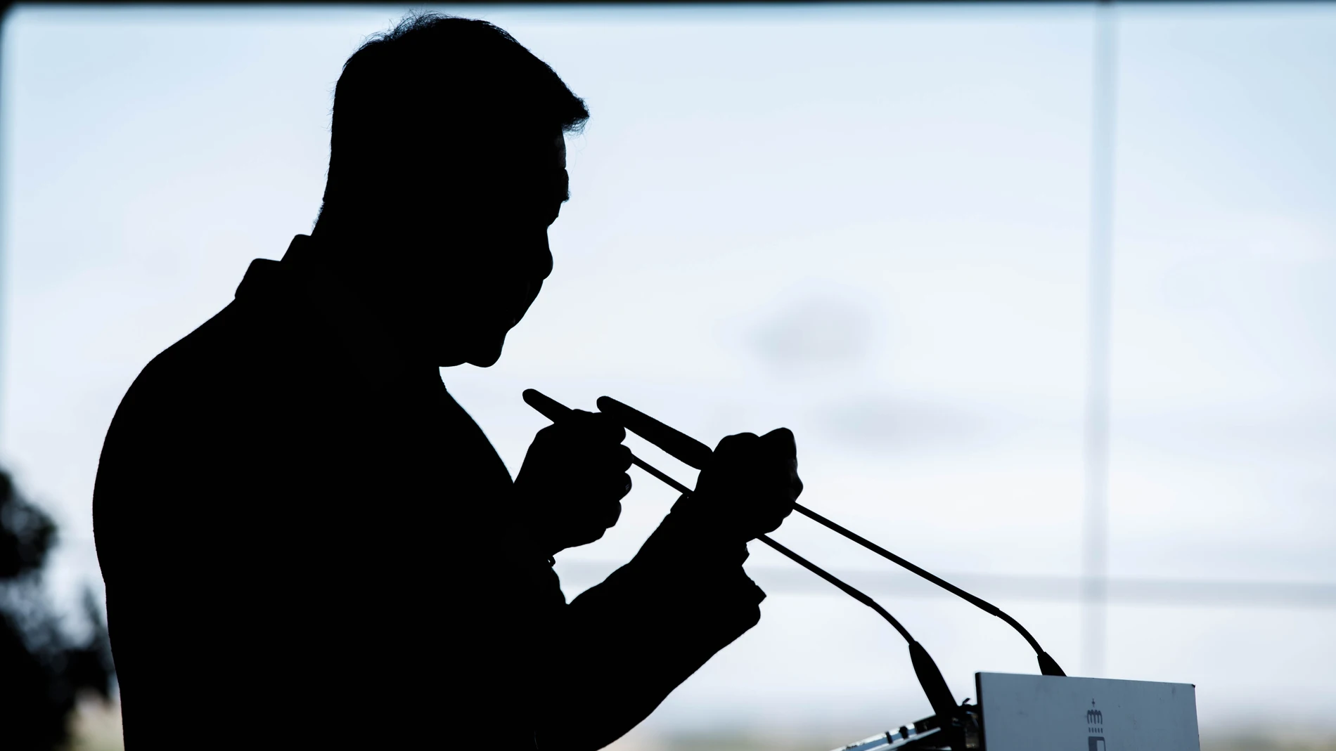 (Foto de ARCHIVO) El presidente de Castilla-La Mancha, Emiliano García-Page, en la sombra. REMITIDA / HANDOUT por DAVID ESTEBAN GONZALEZ/JCCM Fotografía remitida a medios de comunicación exclusivamente para ilustrar la noticia a la que hace referencia la imagen, y citando la procedencia de la imagen en la firma 24/03/2025