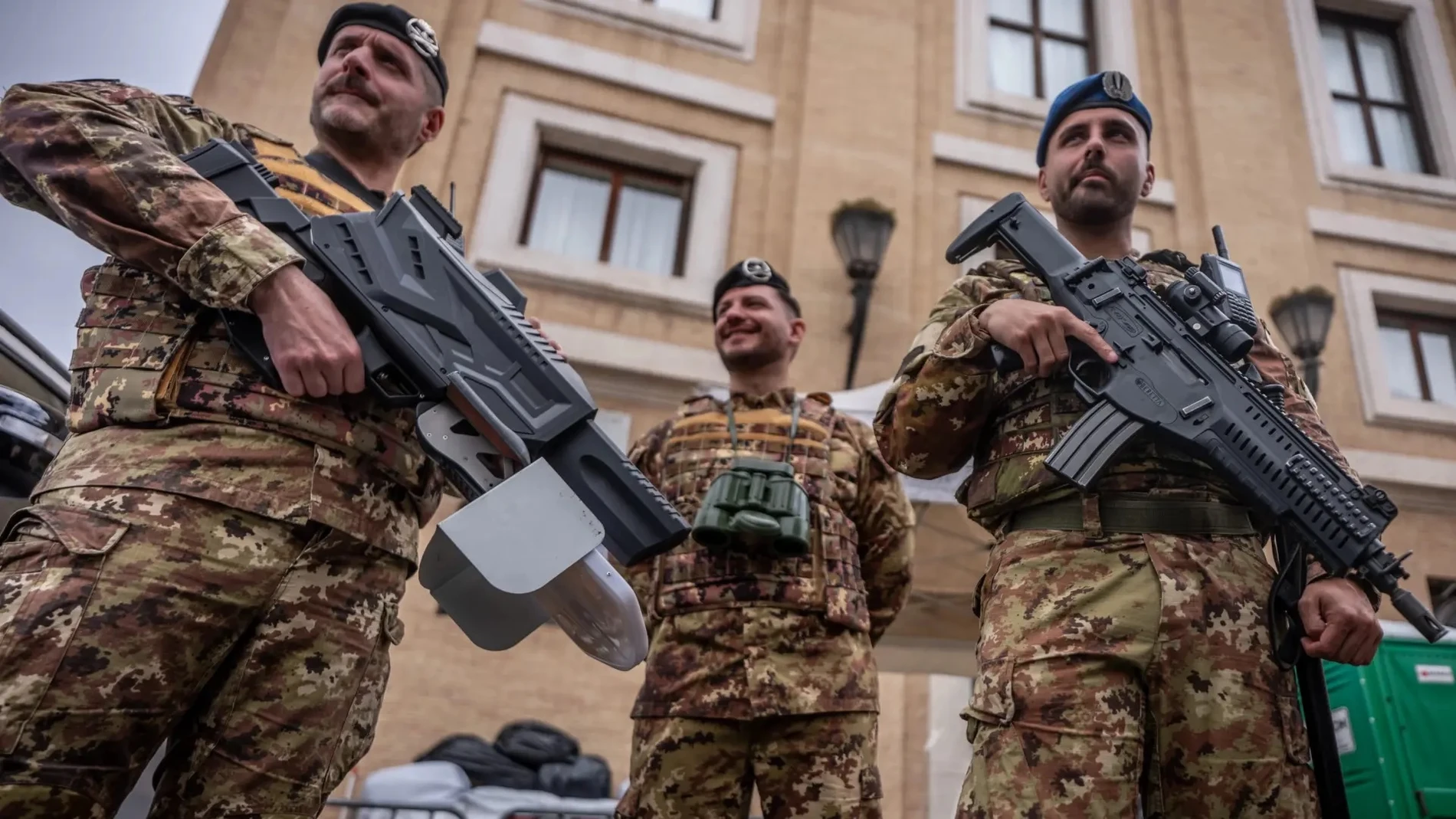 Soldados de guardia con un fusil antidrones