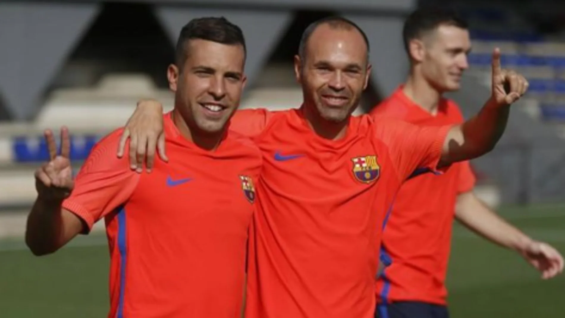 Andrés Iniesta junto a Jordi Alba