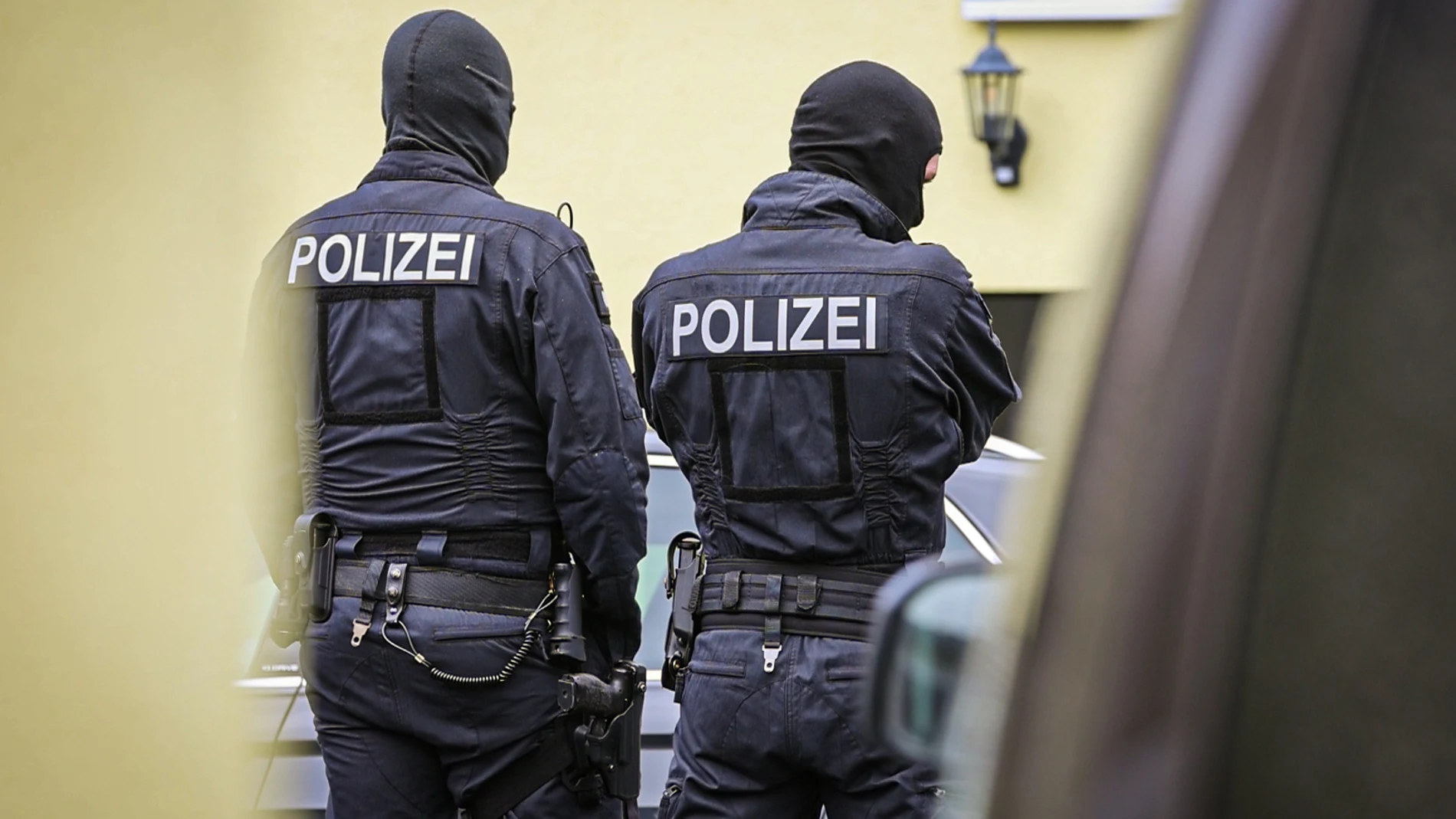 16 September 2025, Lower Saxony, Hildesheim: Police officers are seen during an operation. Terrorism investigators are taking action against several suspects in three federal states for the formation of a suspected right-wing extremist armed group. Photo: --/dpa 16/09/2025 ONLY FOR USE IN SPAIN