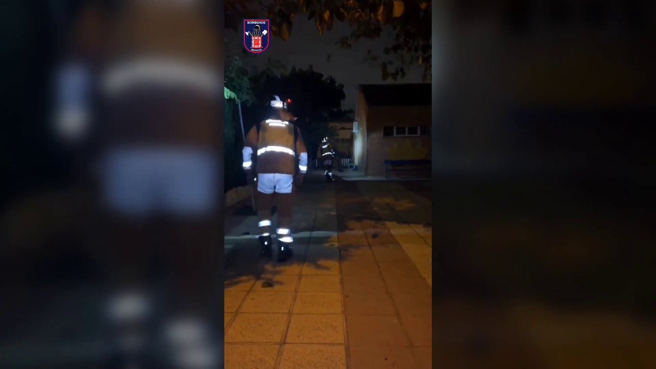 Un "cumpleaños feliz" que se va de madre: los Bomberos desconectan la megafonía tras cinco horas en bucle a todo volumen a 04:30 horas