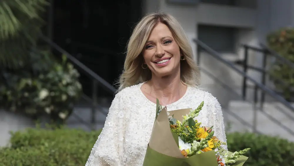 Susanna Griso con un ramo de flores en su 56 cumpleaños