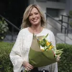 Susanna Griso con un ramo de flores en su 56 cumpleaños