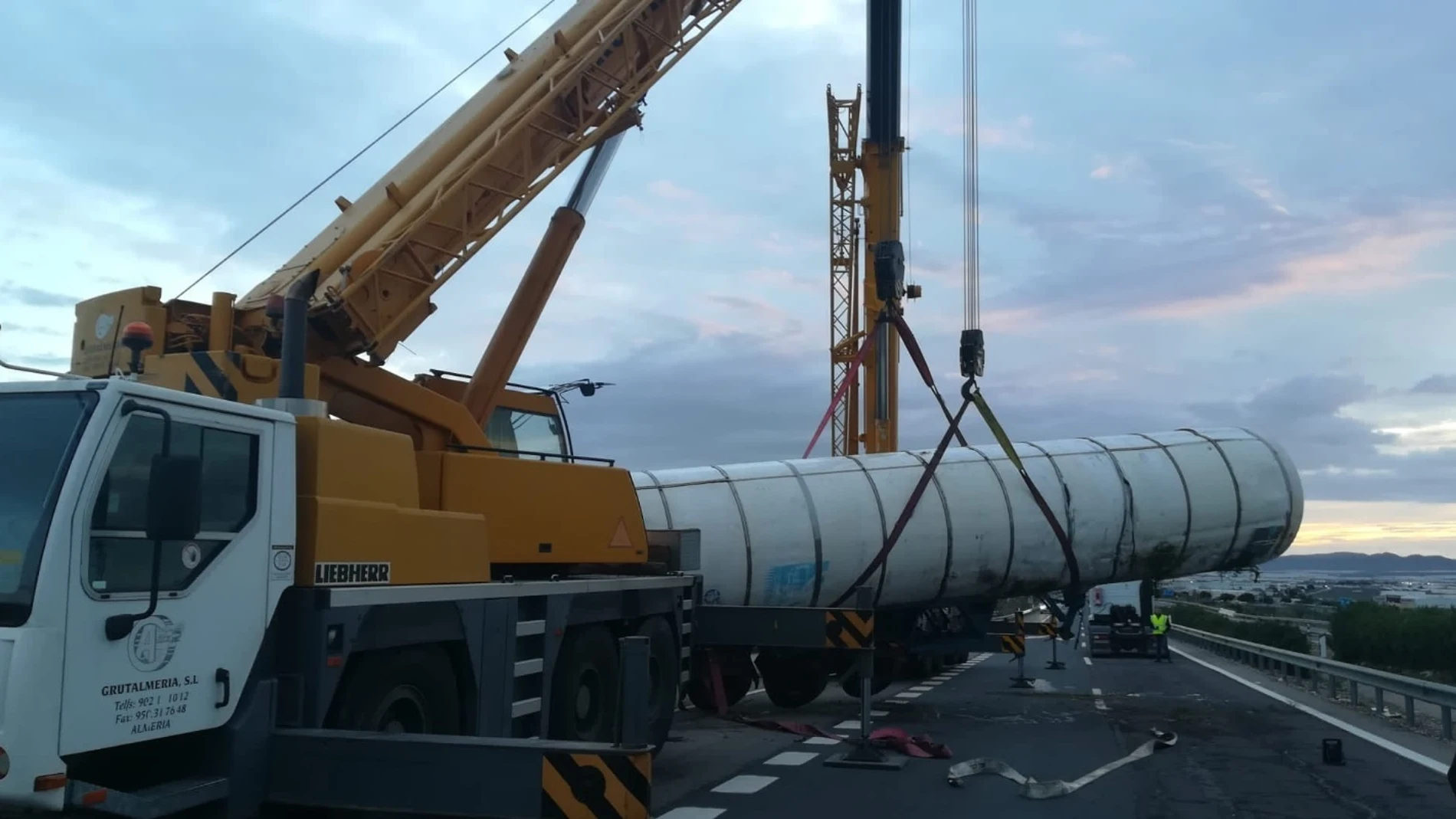 Retirada del camión cargado de gas natural licuado tras un accidente en la A-7 en Níjar (Almería)