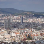 Vistas de la ciudad de Barcelona desde la terraza-mirador de las Piscinas Municipales de Montjuic