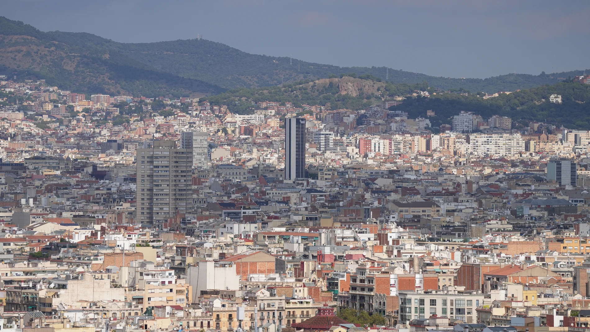 Vistas de la ciudad de Barcelona desde la terraza-mirador de las Piscinas Municipales de Montjuic