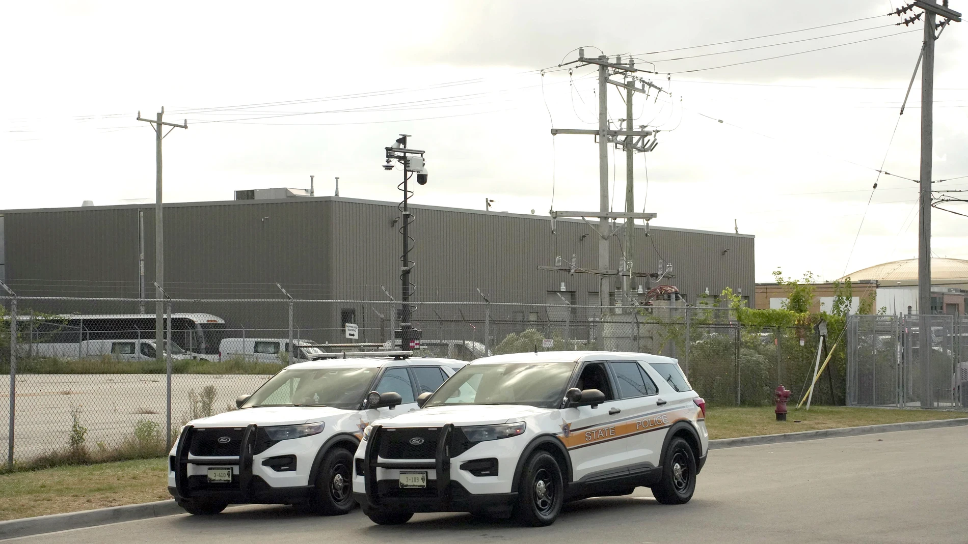 USA5305. BROADVIEW (ESTADOS UNIDOS), 08/10/2025.- Fotografía de dos vehículos de la Policía Estatal de Illinois afuera del centro de detención del Servicio de Inmigración y Control de Aduanas (ICE) este miércoles, en Broadview (Estados Unidos). El gobernador de Illinois, J.B. Pritzker, y el alcalde de Chicago, Brandon Johnson, respondieron al presidente de EE.UU., Donald Trump, quien señaló que ambos "deberían estar en la cárcel", asegurando que no darán "un paso atrás" ante el mandatario rep...