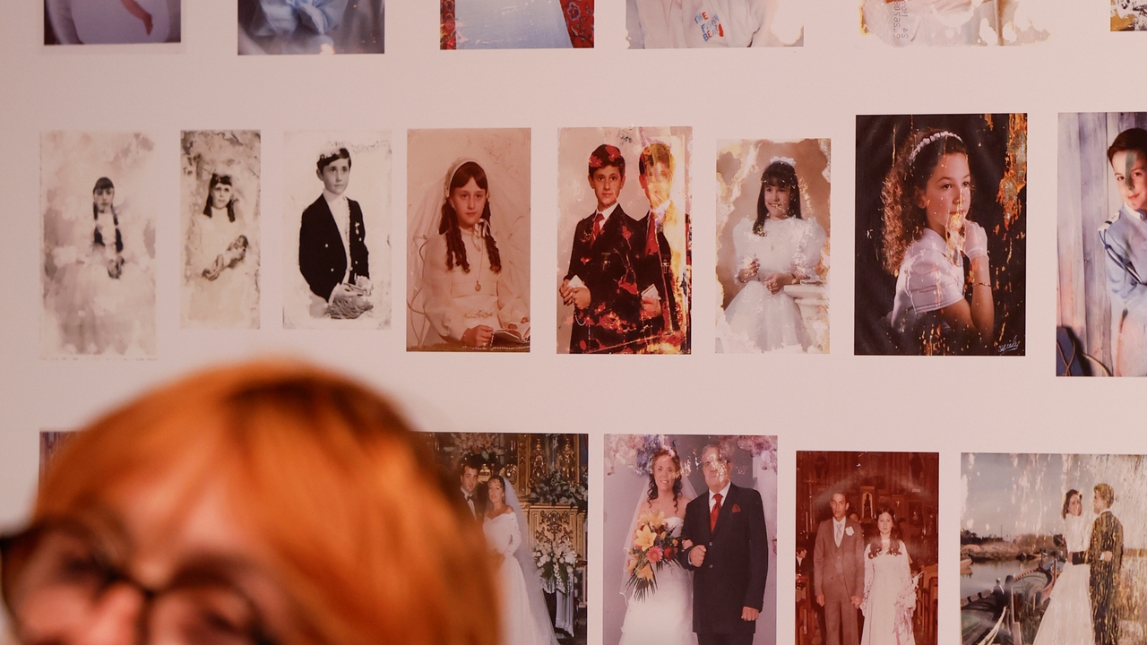 Los recuerdos de bodas, bautizos, viajes y cumpleaños que han sido salvados del barro de la dana