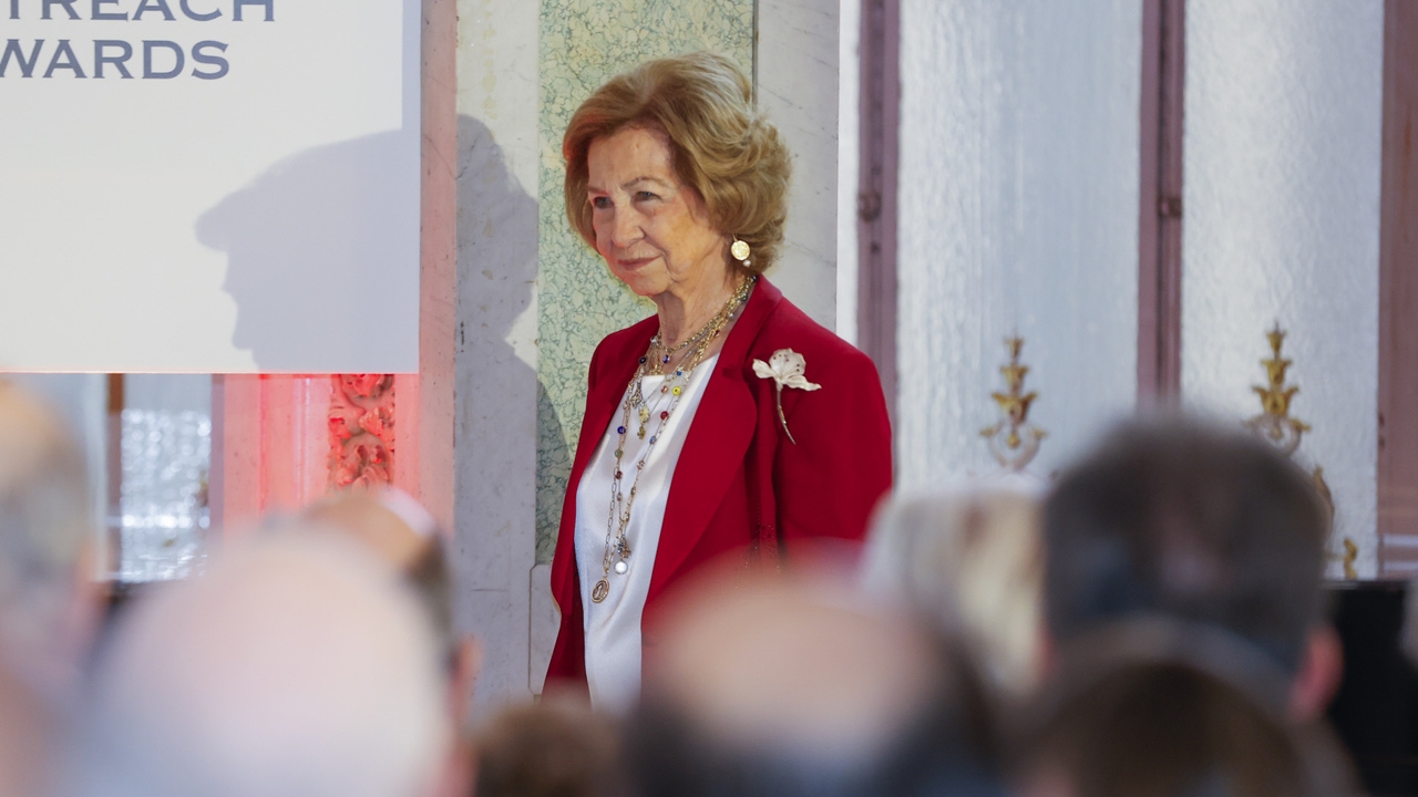 La Reina Sofía reaparece en Madrid con sus collares amuletos más poderosos: del Indalo al ojo griego