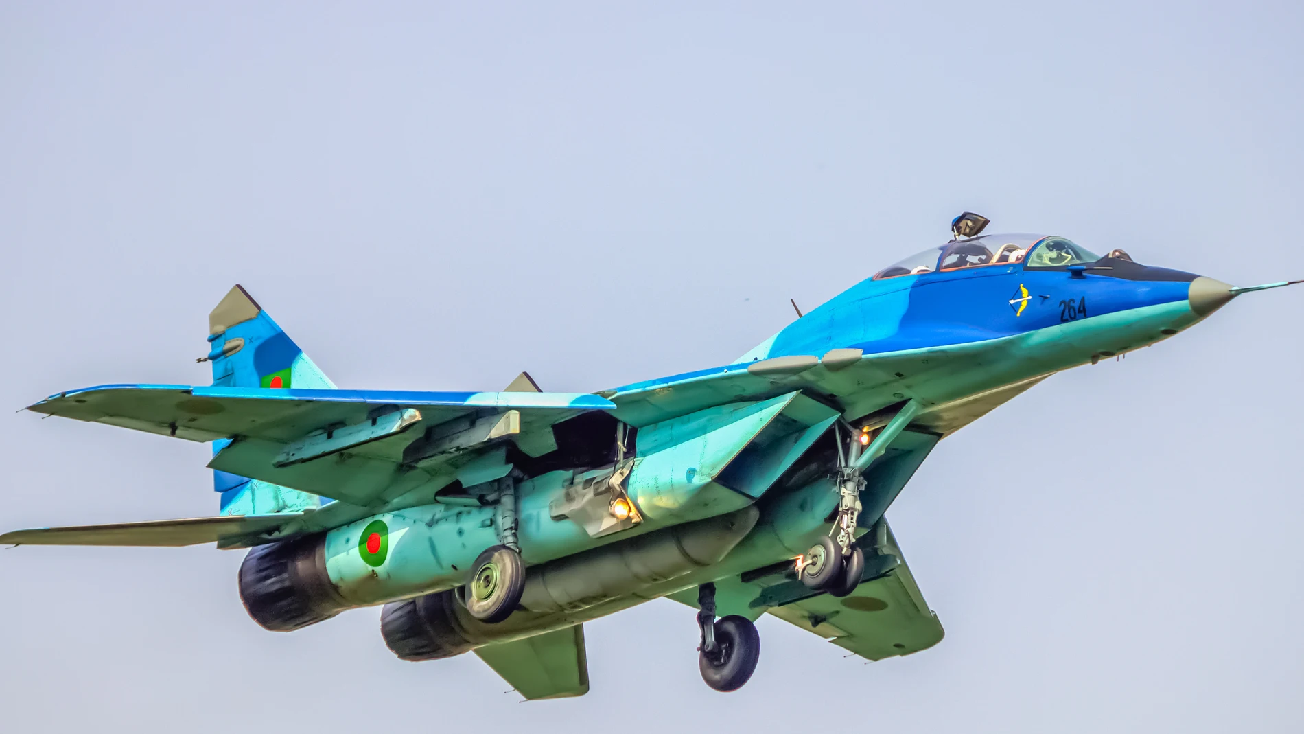 Avión de combate pintado de azul y verde de la fuerza aérea de Bangladesh