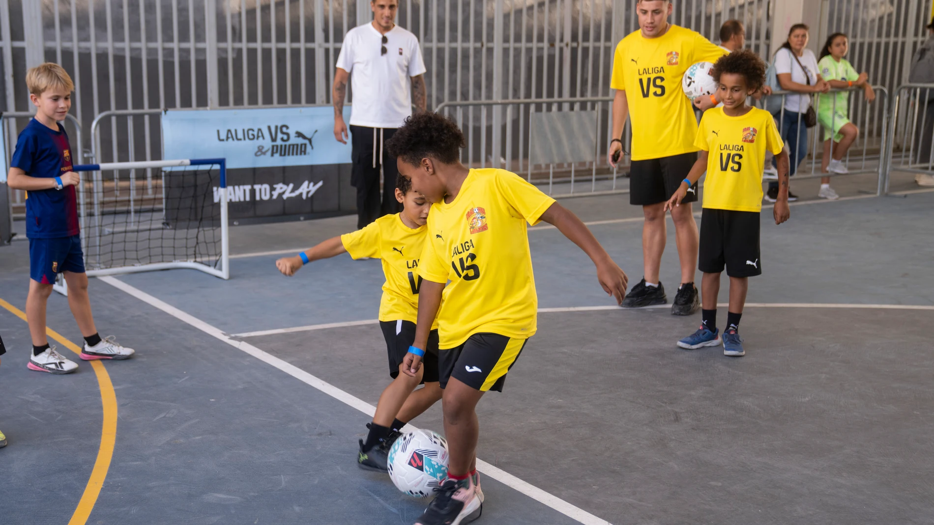 “Aquí se juega a jugar”, una iniciativa de LALIGA VS junto a PUMA y Dragones de Lavapiés