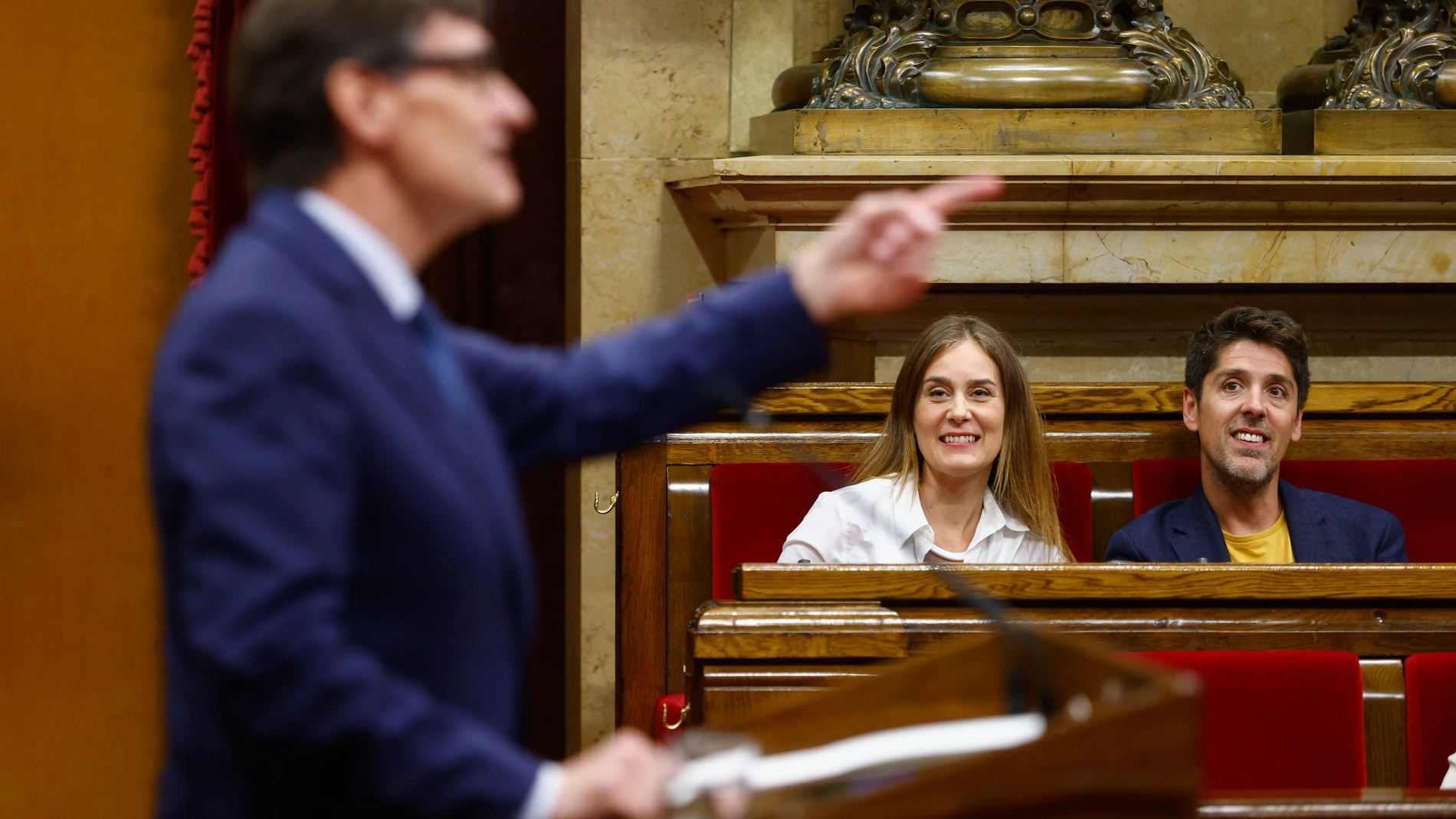 GRAFCAT2942. BARCELONA, 08/10/2025.- La líder de los Comuns, Jessica Albiach, escucha una de las intervenciones del presidente de la Generalitat, Salvador Illa, durante la segunda jornada del debate de política general, en la que el presidente catalán, Salvador Illa, mide el estado de sus relaciones con sus dos socios de investidura, ERC y Comuns, y con el resto de grupos parlamentarios de la oposición. EFE/Quique García